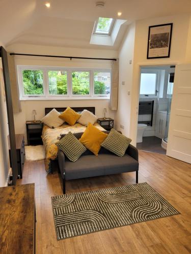 een slaapkamer met een bed met gele kussens bij The Annexe at Albourne in Albourne
