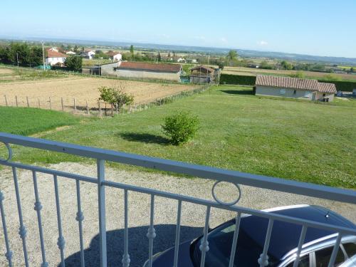 d'un balcon avec vue sur une pelouse. dans l'établissement villa à la campagne, à Sonnay