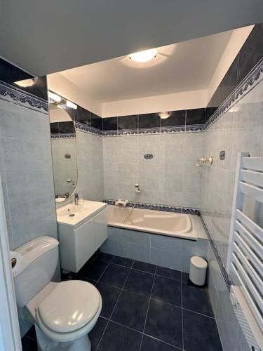 une salle de bain avec toilettes, lavabo et baignoire dans l'établissement Splendide vue mer, proche centre Beausoleil, à Beausoleil