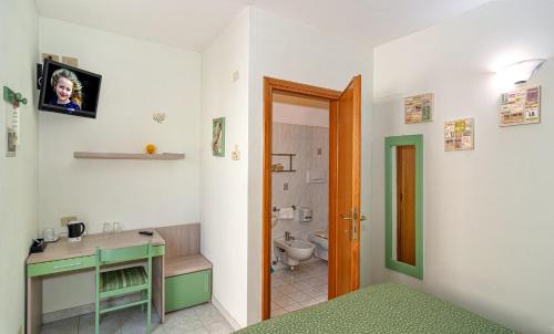 - une chambre avec une salle de bains pourvue de toilettes et d'un lavabo dans l'établissement Hotel Mariani, à Lido di Camaiore