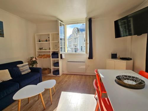 un salon avec un canapé et une table dans l'établissement 2 Pièces, face casino, 20 mètres plage, wifi., à Trouville-sur-Mer