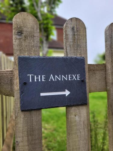 een bord op een houten hek dat de nance leest bij The Annexe at Albourne in Albourne