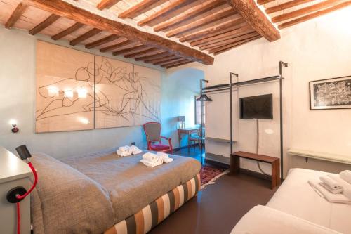 1 dormitorio con 1 cama y TV en una habitación en Hotel Della Fortezza, en Sorano