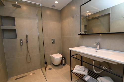 bagno con doccia, lavandino e servizi igienici di Jasmine Hotel a Città di Kos