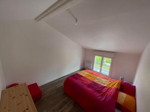 une chambre avec un lit et une fenêtre dans l'établissement Maison bord de mer La faute sur mer, à La Faute-sur-Mer