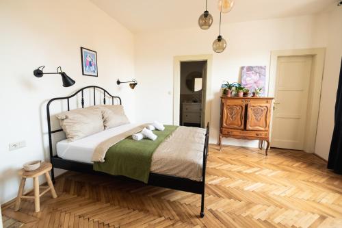 Posteľ alebo postele v izbe v ubytovaní Romantic apartment in the city centre