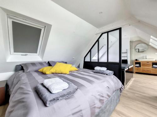 une chambre avec un grand lit avec des serviettes dessus dans l'établissement Mont Gîte Des Herbus Puccinellie avec Jacuzzi 2 personnes entre Granville et Mont Saint Michel, à Vains