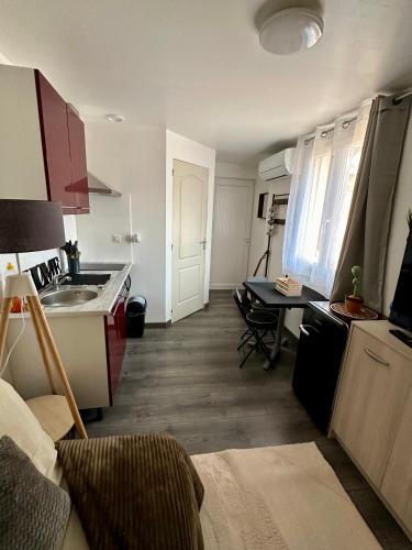 une petite cuisine avec un évier et une table dans l'établissement Charmant Studio 2 - Hyper centre - Musée Ingres-Tous Commerces à pied, à Montauban