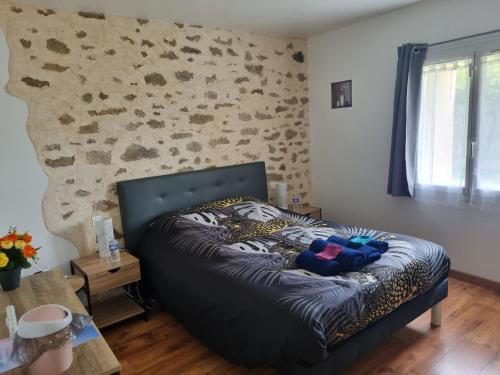 een slaapkamer met een bed met zebraprint-lakens bij Au calme et détente in Belleville-sur-Vie
