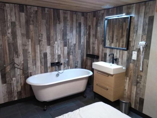 une salle de bain avec une baignoire et un lavabo dans l'établissement 2 ALPES, appart 60m2 déco tendance, à Les Deux Alpes