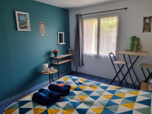 Cette chambre comprend un lit et une fenêtre. dans l'établissement Au calme et détente, à Belleville-sur-Vie