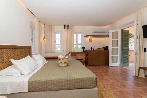 1 dormitorio con 1 cama grande y cocina en Alkionides Hydra, en Hydra