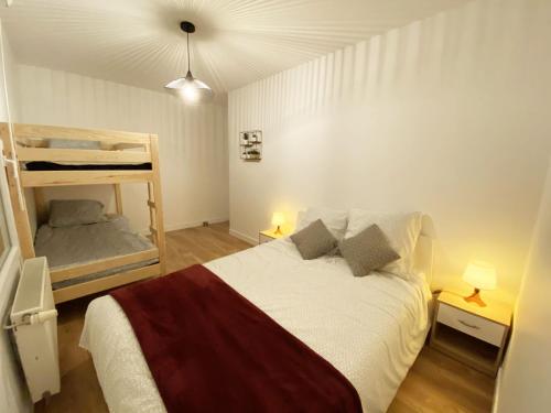 - une chambre avec un lit et deux lits superposés dans l'établissement Apt Val d'Europe - 10 min de Disney - Parking, à Montévrain