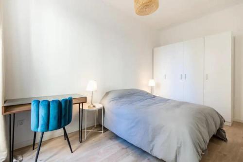 - une chambre avec un lit et un bureau avec une chaise bleue dans l'établissement Cozy 1BR in the heart of Cours Julien | By Airnest, à Marseille