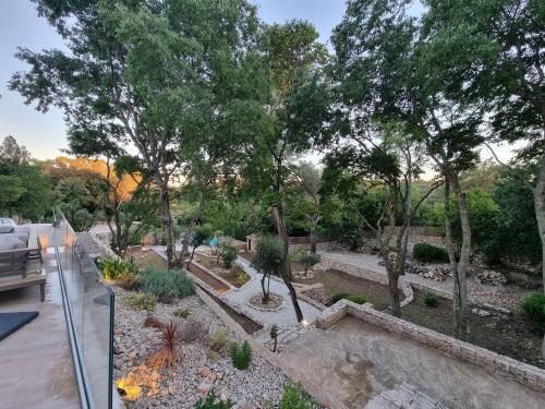a garden with trees and plants on a balcony at Villa THAÏS in Nîmes