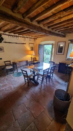Un comedor con una mesa y sillas en una habitación. en Appartamento Rosmarino, en Capannori