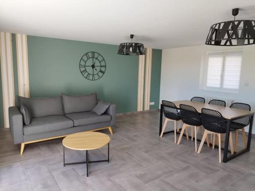 un salon avec un canapé, une table et des chaises dans l'établissement Longère à Saint Michel chef chef, à Saint-Michel-Chef-Chef