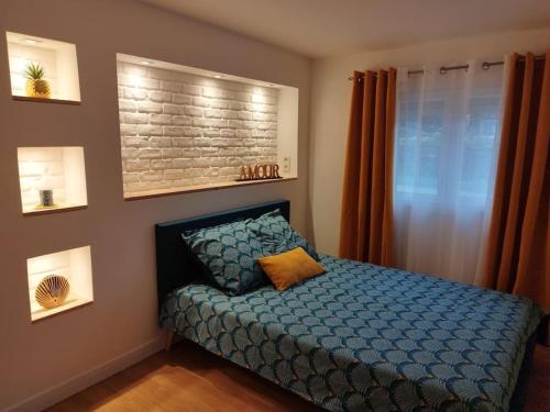 une chambre avec un lit avec un oreiller dessus dans l'établissement Longère à Saint Michel chef chef, à Saint-Michel-Chef-Chef