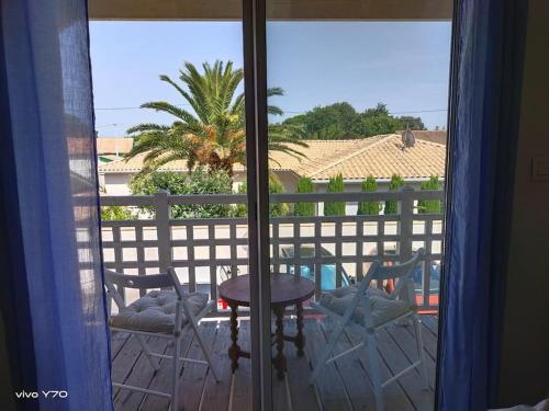a view of a balcony with a table and chairs at Jolie maison paisible, avec jardinet et parking in Gujan-Mestras