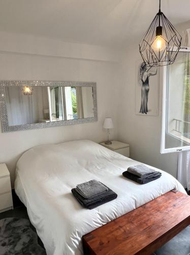 une chambre avec un lit avec deux serviettes dessus dans l'établissement Maison de charme idéalement située, à Cannes
