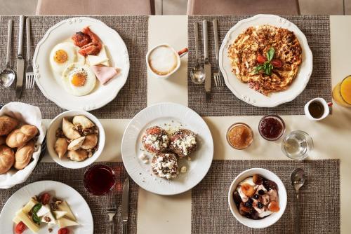 una tavola con piatti e ciotole di cibo di Rocca a Mare Maisonette I a Heraklion