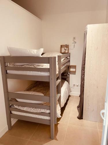 une chambre avec deux lits superposés dans une pièce dans l'établissement Domaine des bastidons, à Mas blanc des Alpilles