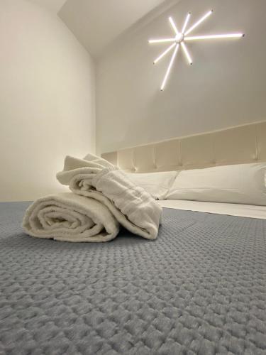 a room with a bed with a blanket on the floor at B&B al Vicoletto in Bellante