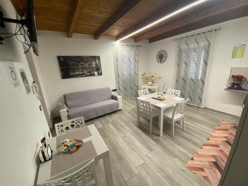 een woonkamer met een bank en een tafel bij B&B al Vicoletto in Bellante
