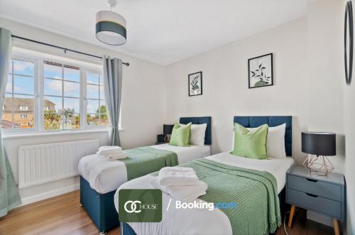 A bed or beds in a room at Waterside House By OC House Short Lets & Serviced Accommodation Gillingham, Ramsgate, Folkestone With Beautiful River View