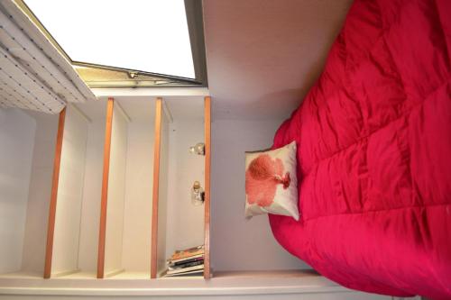 a room with a red bean bag chair and mirrors at Vive San Alfonso del Mar in Algarrobo