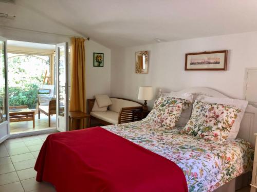 une chambre avec un lit et un salon dans l'établissement Le bois des combes Cottage, à Lorgues