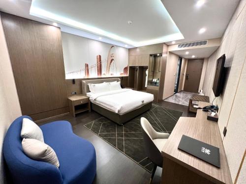 Cette chambre comprend un lit et une télévision. dans l'établissement Wah Fu Hotel, à Hô-Chi-Minh-Ville