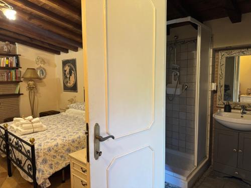 bagno con letto, lavandino e porta di Villa Adriana House - alloggio turistico ID 18021 a Tivoli