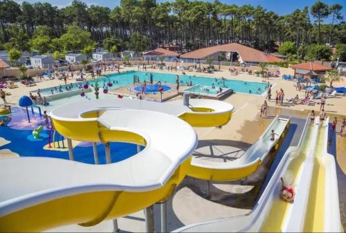 - un grand parc aquatique avec des joueurs dans l'établissement Grand Mobil Home Tout Confort pour 6 personnes - Camping Les Oyats 4 étoiles, à Seignosse