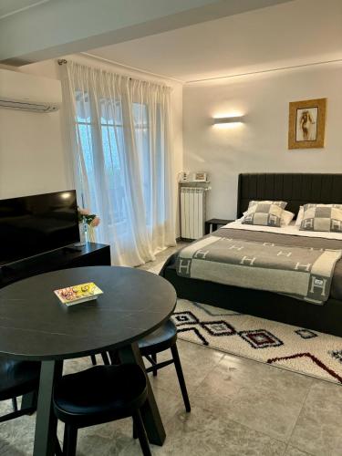 - une chambre avec un lit, une table et une chaise dans l'établissement STUDIO near Monaco sea view balcony, à Roquebrune-Cap-Martin