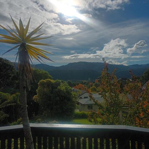 uma vista para as montanhas a partir do alpendre de uma casa em Tiwai Waka Retreat em Wellington