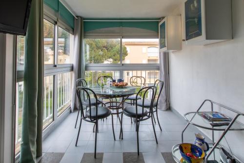 une salle à manger avec une table et des chaises devant une fenêtre dans l'établissement Le Jade Family - Idéal enfant - Mer - Commerces, au Cap d'Agde