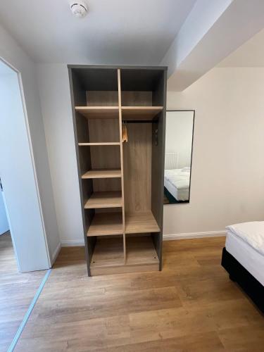 a bookcase in a bedroom with a bed at Hopfenhotel am Adenauerufer in Bamberg