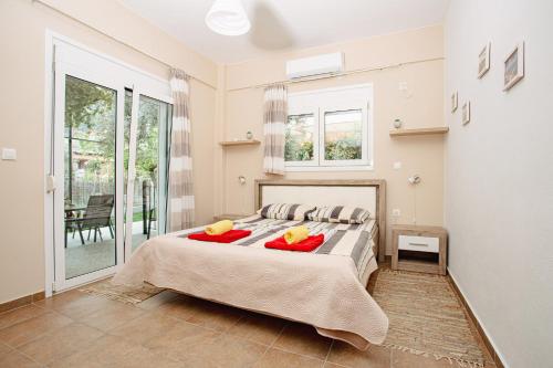 卡梅納維洛拉的住宿－LUCY APARTAMENT，一间带大床的卧室和一个阳台