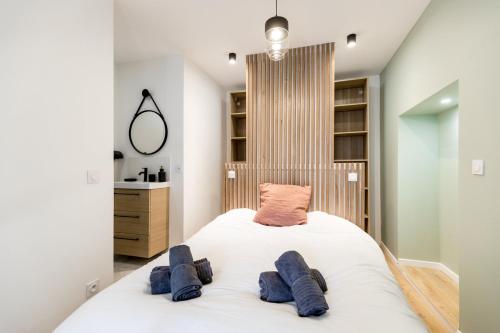 - une chambre avec un grand lit blanc et 2 serviettes bleues dans l'établissement Charming 1 BR in the Cours Julien | By Airnest, à Marseille