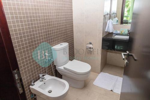 uma casa de banho com um WC e um lavatório em Bloomfields - Private Townhouse At Reem Island em Abu Dhabi