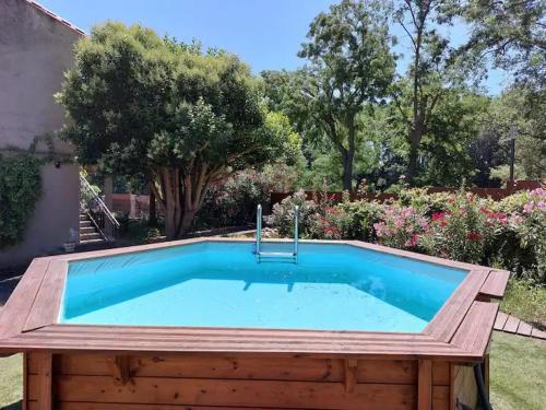 - une piscine entourée d'une terrasse en bois dans l'établissement L'Onde des berges de l'Aude, à Carcassonne