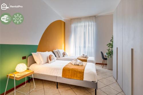 sypialnia z dużym łóżkiem w pokoju w obiekcie Wonderful Double Rooms - Comfort in CityLife- near METRO - FREE PARKING w Mediolanie