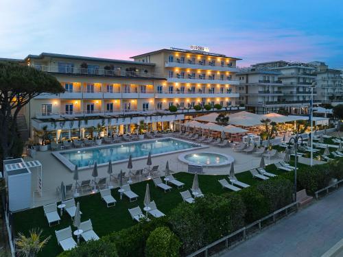 利多迪迪耶索洛的住宿－奧羅拉酒店，享有酒店空中美景,设有游泳池