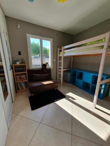 - un salon avec un canapé et des lits superposés dans l'établissement Maison de vacances avec piscine à 5mn d'Uzes, à Saint-Maximin