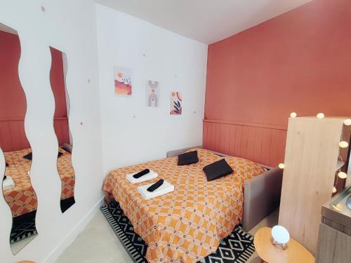 Studio hypercentre proche Vieux Marché في لا روشيل: غرفة نوم صغيرة مع سرير في الغرفة