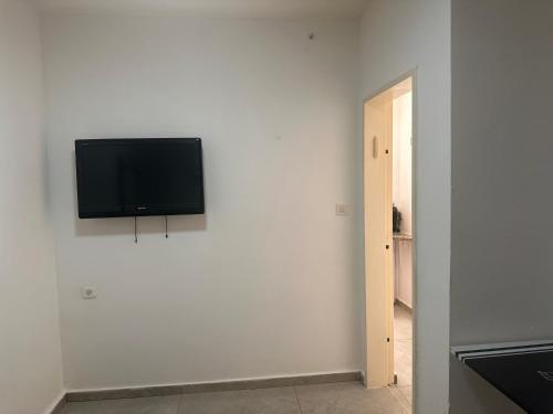 TV a/nebo společenská místnost v ubytování יחידת דיור מפנקת באילת