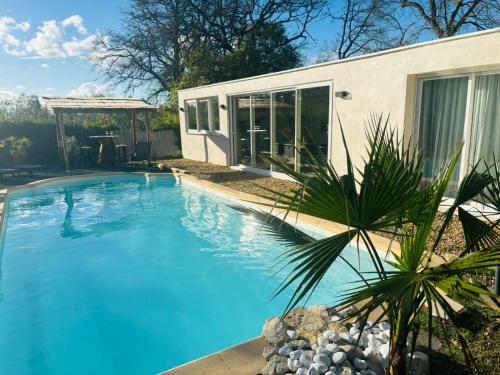 uma piscina em frente a uma casa em Studio Au Pool house de C&A em Eyragues