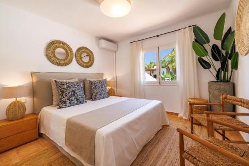 Un pat sau paturi într-o cameră la VILLA ES VEDRÁ by Migjorn Ibiza Suites & Spa