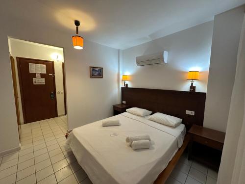 - une chambre avec un lit et 2 serviettes dans l'établissement NATURELLA APART HOTEL, à Kemer